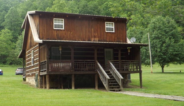 Beautiful Cabin located by the Creek. 15 minutes to White Water Rafting