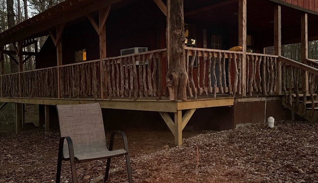 Beautiful cabin on a beautiful property. Secluded and quiet! Close to town!
