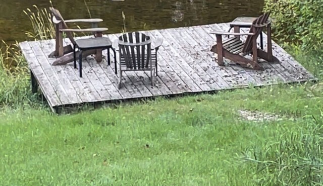 Beautiful cabin on the river in St.Malo just steps from the lake!