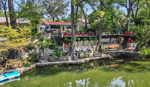 Beautiful Cabin ON River-Sleeps 6! SUP, fish, etc.