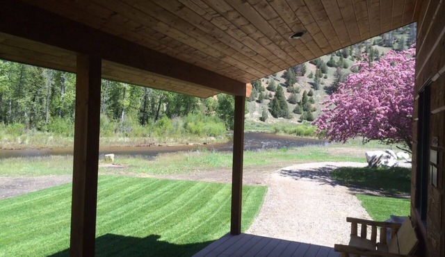 Beautiful Cabin On The Banks Of Rock Creek - Willow Cabin
