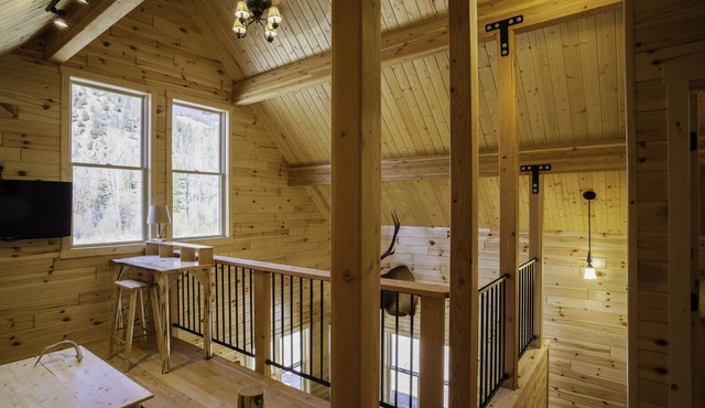 Beautiful cabin on the banks of Rock Creek - Cottonwood