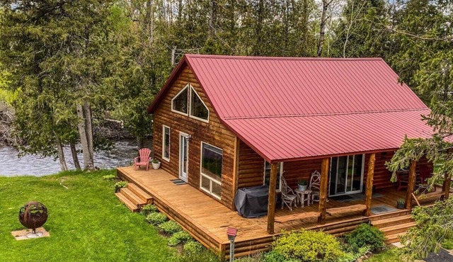 Beautiful Cabin on the Lily River, 2 Bedrooms + Loft With King Size Bed,1 Full Bath!