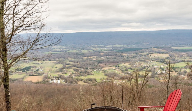 Beautiful cabin on the mountain with stunning views of the valley!