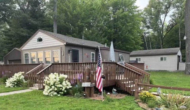 Beautiful cabin on Lake George with a tiki bar on the water