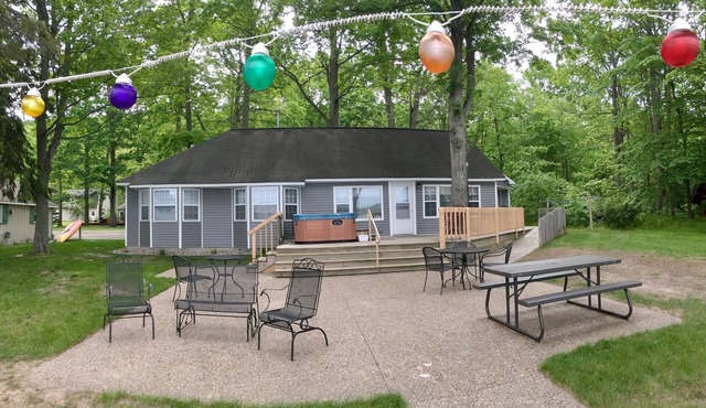 Beautiful Cabin on the Lake with Hot Tub & Sandy Beach!