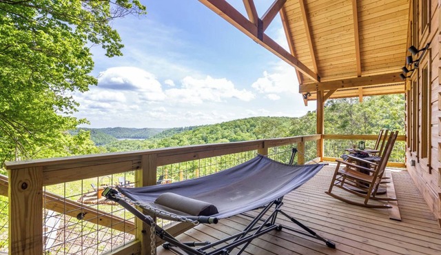 Beautiful Cabin Overlooking Center Hill Lake