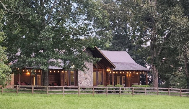 Beautiful Cabin retreat on the outskirts of town