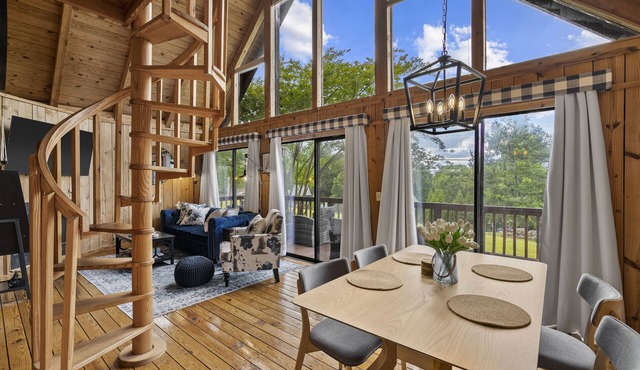 Beautiful cabin retreat at Lake Keowee. Central to Clemson, Seneca, and Salem