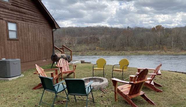 Beautiful Cabin Right on the Banks of the White River - Great View!