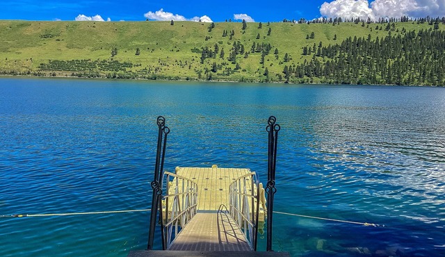 Beautiful cabin right on the banks of the lake with patio & washer/dryer