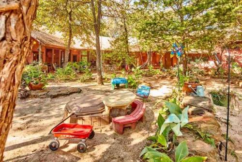 Beautiful Cabin Surrounded by Forest with Amazing Outdoor Amenities for a Peaceful Escape in the Outdoors in Ben Wheeler, Texas