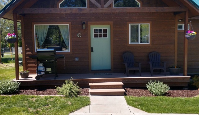 Beautiful cabin close to Glacier Park, Flathead Lake & Whitefish Mountain.