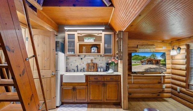 Beautiful Cabin in a great neighborhood and minutes from Baton Rouge!