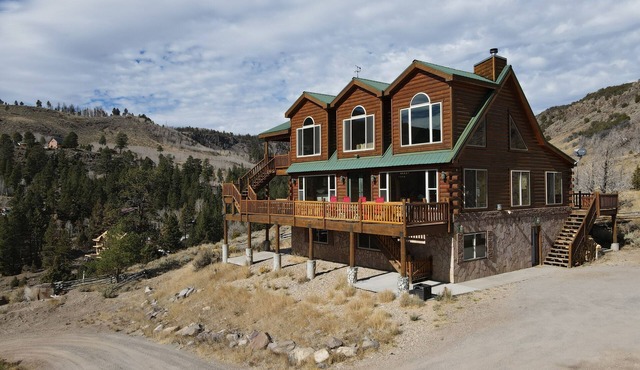 Beautiful Cabin with Incredible Views of the Lake and Mountains - 2nd to None!