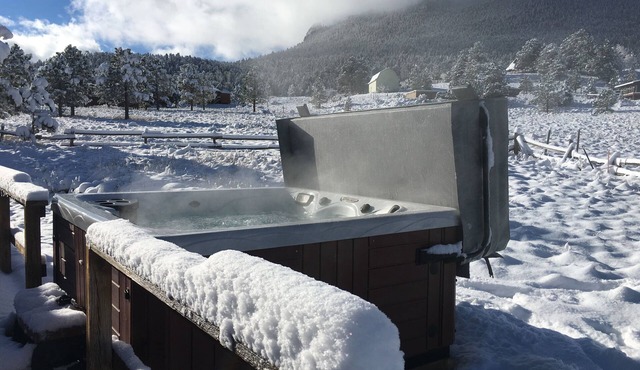 Beautiful Cabin w/Hot Tub - Just Minutes Away from Estes Park and RMNP!