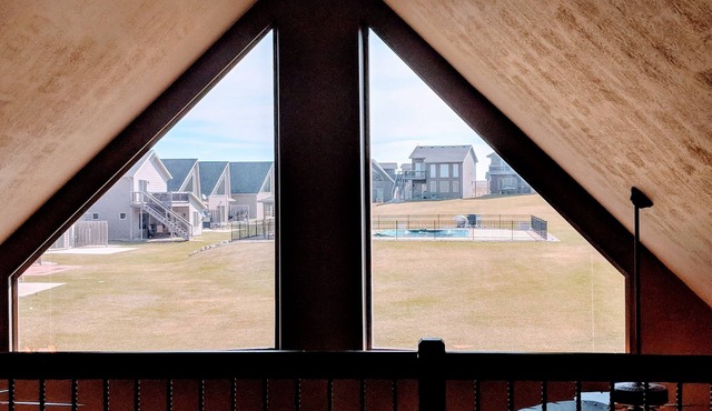 Beautiful cabin with large back yard and a community pool