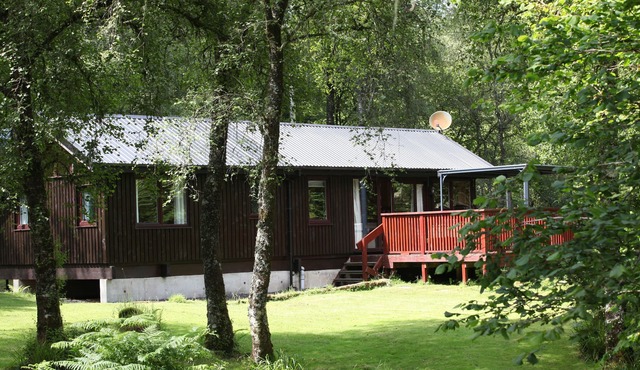 Beautiful Cabin with electric hot tub, wifi, wood burning stove close to loch