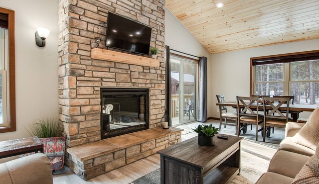 Beautiful cabin with fast WiFi, firepit, pergola, W/D, & central AC
