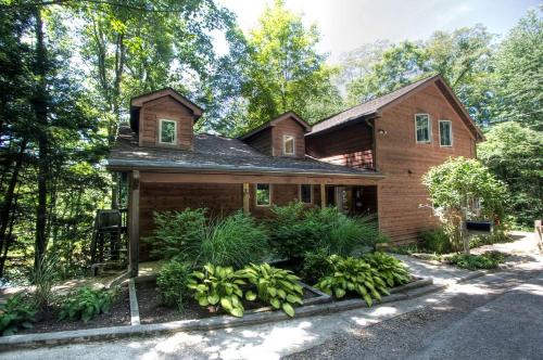 Beautiful Cabin with Hot Tub Surrounded by Trees in Confluence, Pennsylvania