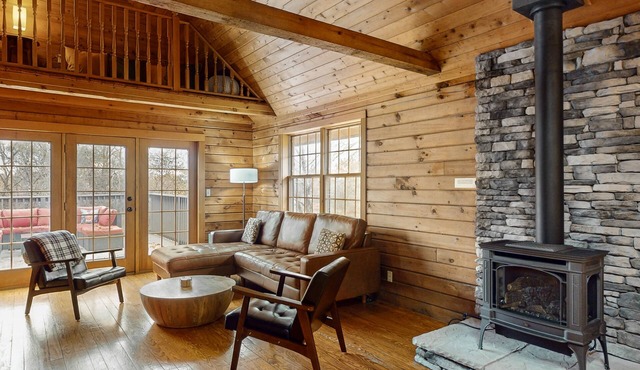 Beautiful cabin with near shoreline with firepit, lovely deck, fireplace & W/D