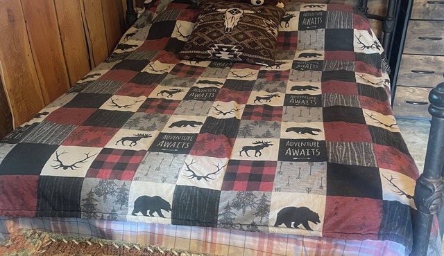 Beautiful cabin with rustic charm in Eureka, MT!