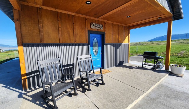 Beautiful cabin with spectacular views of the lake and mountains.