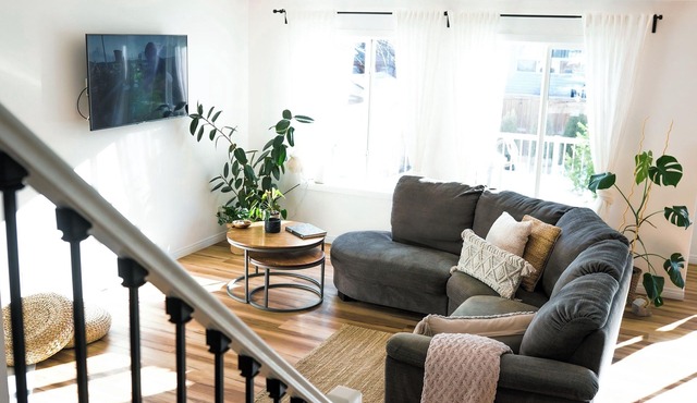 Beautiful Calgary Home +Lake Access+BBQ, 2 Luxurious King Beds, 4 Bed+3.5 Baths