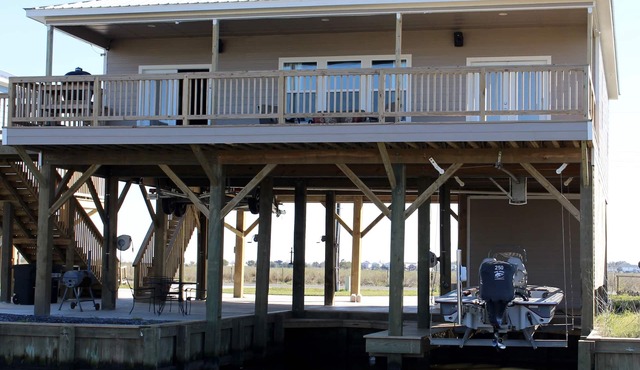 Beautiful Camp on canal with 300 lb ice machine down stairs. 409 Lake Breeze Rd