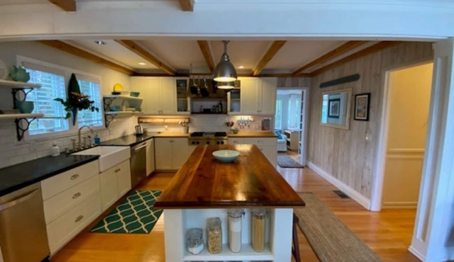 Beautiful Canyon Cottage on a huge private lot