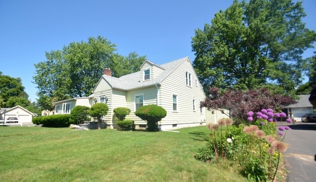 Beautiful Cape in Rochester Suburb 6 minutes to UofR, Airport, Curling Club
