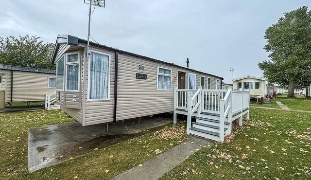 Beautiful caravan with decking at Highfield Grange ref 26740WR
