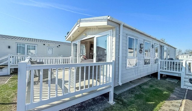 Beautiful caravan with decking & WiFi at St Osyth Beach Holiday Park ref 28077DW