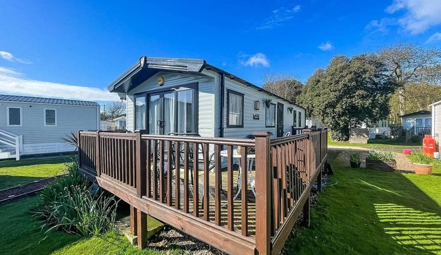 Beautiful caravan for hire with a partial sea view in Suffolk ref 32042AZ