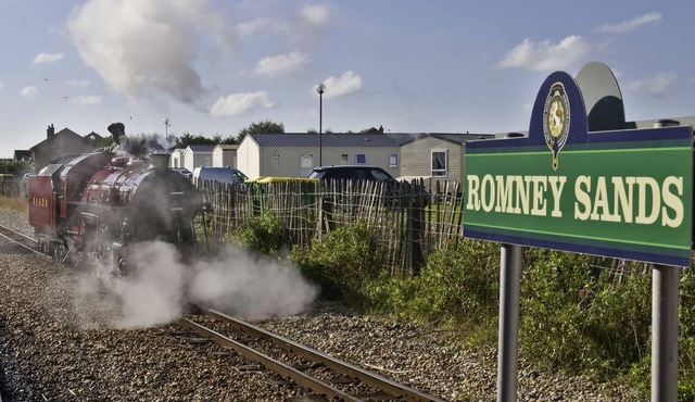 Beautiful caravan located opposite Greatstones stunning beach