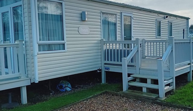 Beautiful caravan on a fantastic holiday park in Lowestoft ref 12099B