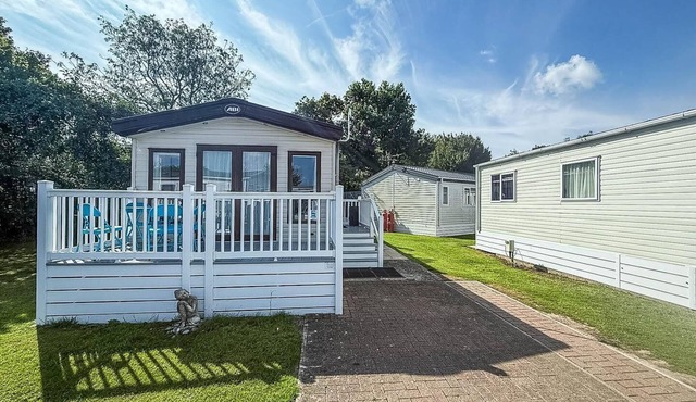 Beautiful caravan with decking at Carlton Meres Holiday Park, Suffolk ref 60022M