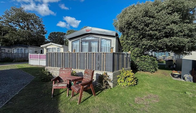 Beautiful caravan with decking and WiFi at Azure Sea, Suffolk ref 32025AZ