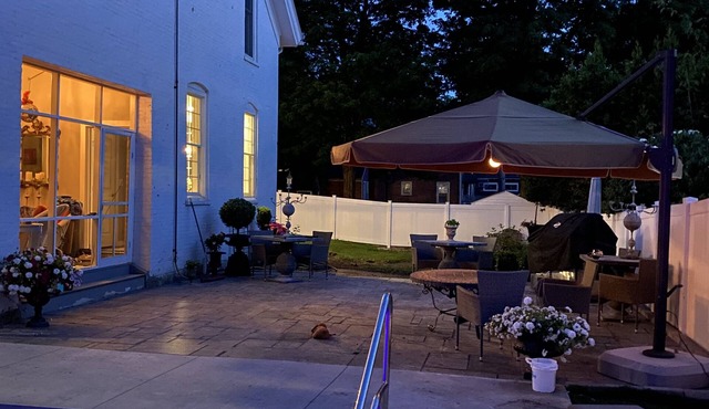 Beautiful carriage house-perfect for entertaining, 5 minutes to track & downtown
