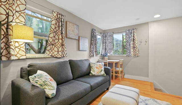 Beautiful Carriage House | Near Botanical Gardens | On site parking