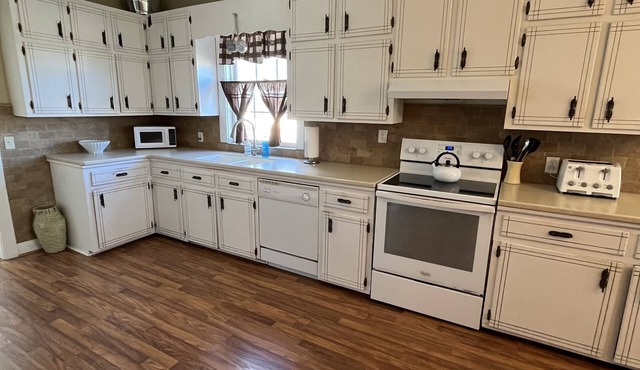 Beautiful Carter Farm House on Working Cattle Farm