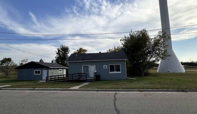 Beautiful Cass Lake house with bungalow just minutes from casino and Bemidji!