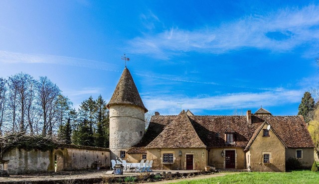 Beautiful Castle in Le Veurdre with Private Pool