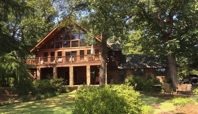 Beautiful Cedar Cabin Connection on Lake Hamilton