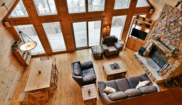 Beautiful Cedar Chalet Lake Cabin on Middle Lake!