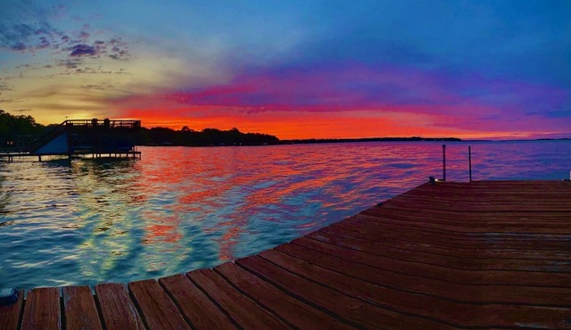 Beautiful Cedar Creek Lake Romantic Cottage Lakeside