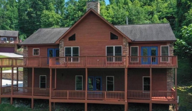 Beautiful cedar home 5 bed 3 bath w/whirlpool tub 2 mile from Twin cove marina