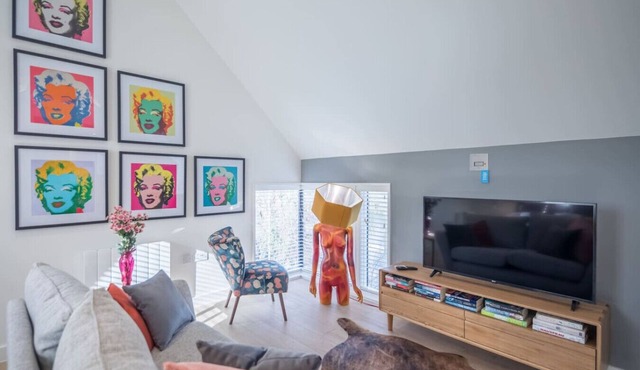 Beautiful Central Apt - With Parking!