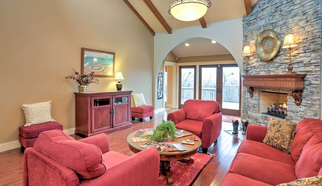 Beautiful Central Fayetteville Townhome w/Views!