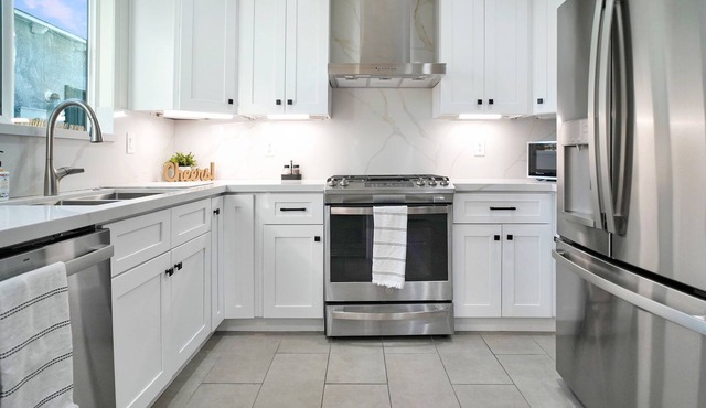 Beautiful & Centrally Located close to everything 3- bedroom home, AC, WiFi